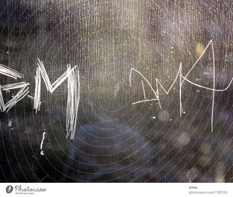 Lebenslinien #13 Wassertropfen Regen Fenster dreckig Fensterscheibe Buchstaben Ritzerei geritzt Furche Abkürzung beschriften Narrenhände getrocknet Schliere