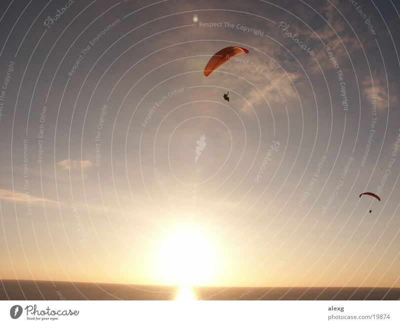 Gleitschirmfliegen im Sonnenuntergang am Meer Sport San Diego County Torrey Pines Gliderport