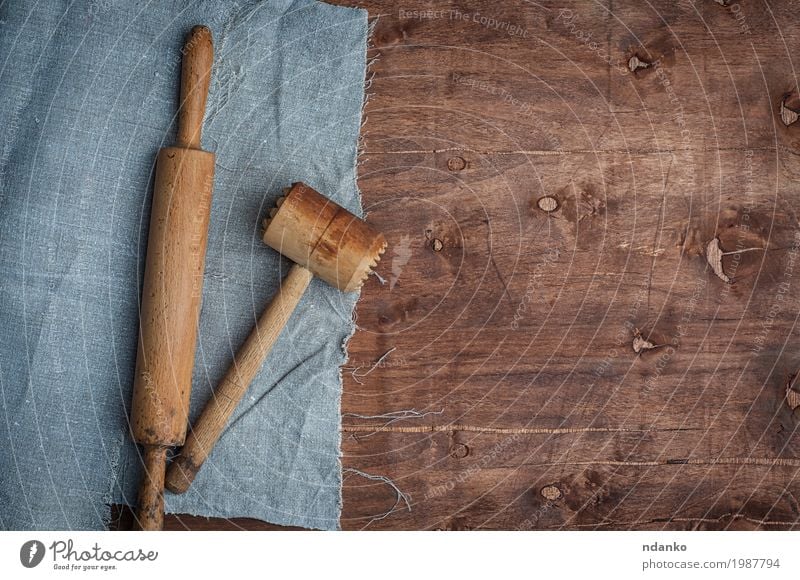 Hölzerne Küchengegenstände skalka und Hammer für das Schlagen des Fleisches Tisch Restaurant Stoff Holz alt oben braun Tischwäsche rollen Aussicht