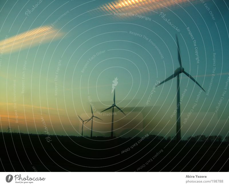 Vorbeiziehen Erneuerbare Energie Windkraftanlage Elektrizität Landschaft Himmel Sonnenaufgang Sonnenuntergang Feld Arbeit & Erwerbstätigkeit Unendlichkeit blau