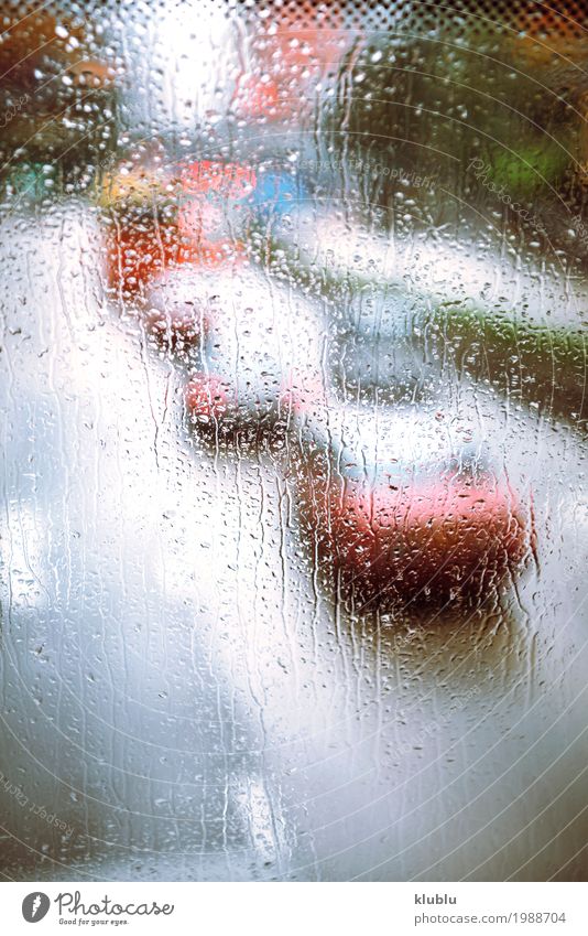 Verschiedene Fahrzeuge im Stau durch das regnerische Busglas Marmelade Leben Ferien & Urlaub & Reisen Wetter Regen Verkehr Straße PKW Bewegung modern nass