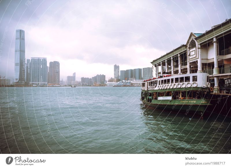Eine Bootsstation und ein Stadtbild in Hong Kong Leben Ferien & Urlaub & Reisen Tourismus Ausflug Landschaft Stadtzentrum Hochhaus Gebäude Architektur Fähre