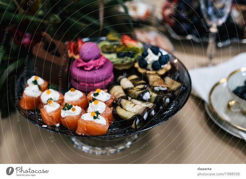 ausgefallene romantische Snacks Lebensmittel Fisch Gemüse Brötchen Kuchen Süßwaren Makronen Teller Lifestyle elegant Stil Design Freude harmonisch