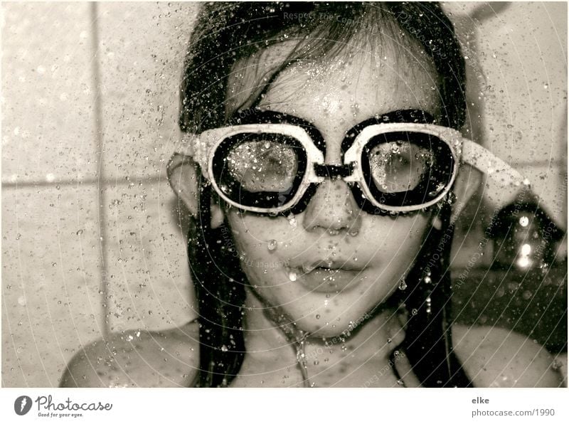to take a shower Taucherbrille Mädchen Dusche (Installation) Mensch Wasser Unter der Dusche (Aktivität)