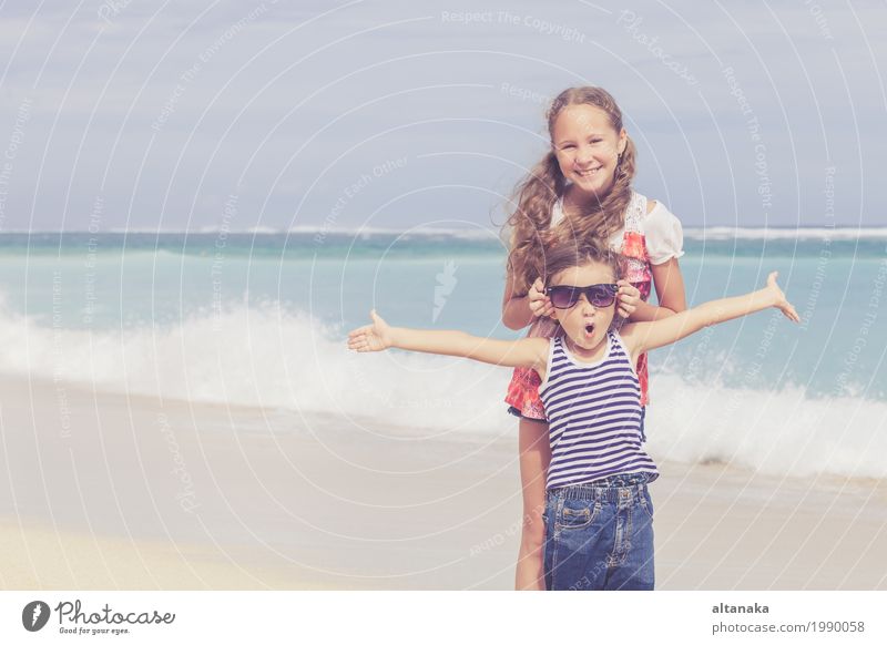 Schwester und Bruder, die am Strand zur Tageszeit spielen. Lifestyle Freude Glück schön Erholung Freizeit & Hobby Spielen Ferien & Urlaub & Reisen Freiheit