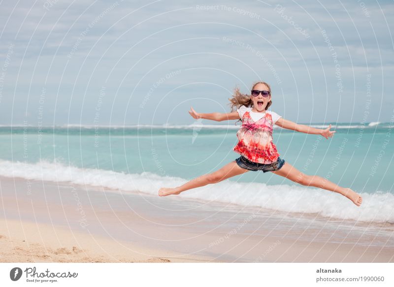 Glückliches jugendlich Mädchen, das auf den Strand springt Lifestyle Freude Freizeit & Hobby Spielen Ferien & Urlaub & Reisen Ausflug Freiheit Sommer Sonne Meer
