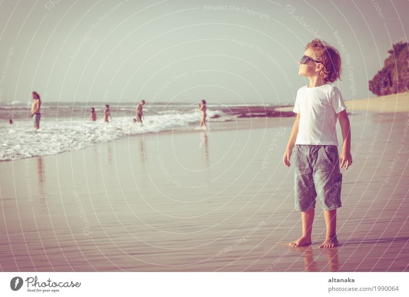 Glücklicher kleiner Junge spielt tagsüber am Strand Lifestyle Freude Erholung Freizeit & Hobby Spielen Ferien & Urlaub & Reisen Ausflug Abenteuer Freiheit