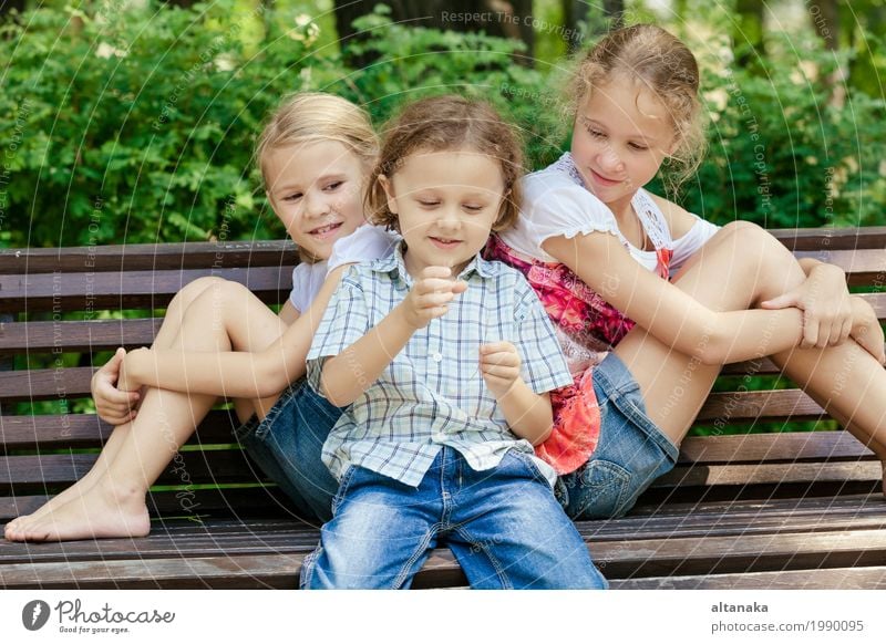 Drei glückliche Kinder spielen im Park in der Tageszeit. Konzept Bruder und Schwester zusammen für immer Lifestyle Freude Glück schön Gesicht Freizeit & Hobby
