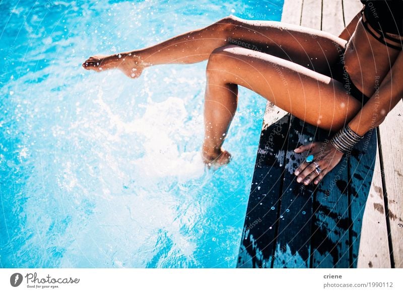 Nahaufnahme der Frau, die Spaß im Swimmingpool hat Lifestyle Freude Wellness Leben Schwimmbad Schwimmen & Baden Ferien & Urlaub & Reisen Sommer Sommerurlaub