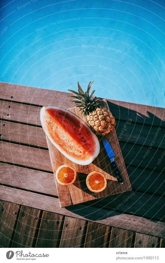 Köstliche Obstteller mit Ananas, Wassermelone und Orangen Lebensmittel Frucht Ernährung Essen Geschirr Messer Lifestyle Gesunde Ernährung Wohlgefühl Schwimmbad