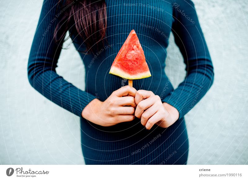Junge attraktive Frau, die Wassermelonenlutscher hält Lebensmittel Frucht Dessert Speiseeis Ernährung Essen Lifestyle Freude Gesunde Ernährung feminin
