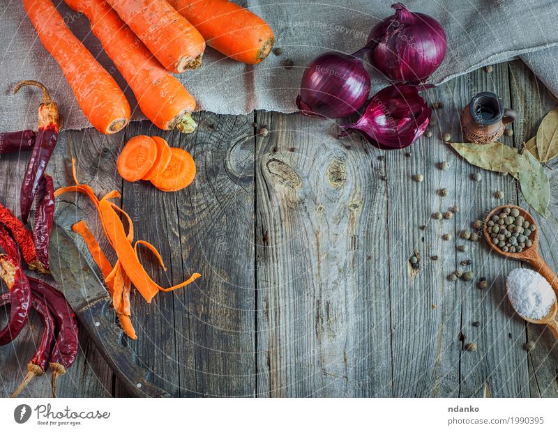 Karotten und Zwiebeln des frischen Gemüses Lebensmittel Kräuter & Gewürze Ernährung Essen Vegetarische Ernährung Messer Löffel Tisch Küche Holz alt oben grau