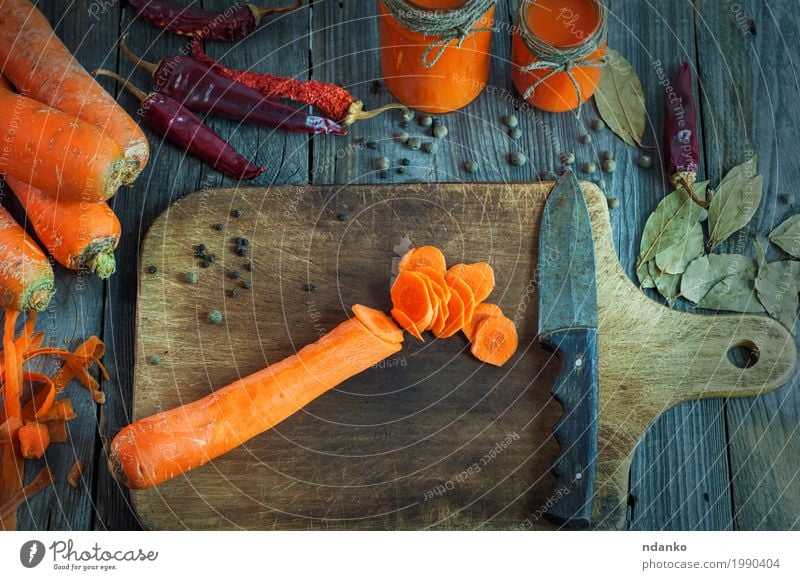 Geschnittene Karotte, um Saft vorzubereiten Lebensmittel Gemüse Kräuter & Gewürze Ernährung Vegetarische Ernährung Diät Getränk Erfrischungsgetränk Glas Messer
