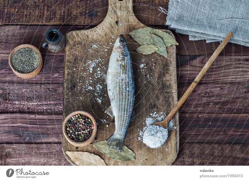 Frischer Stint Fisch auf dem Küchenbrett Lebensmittel Kräuter & Gewürze Essen Löffel Tisch Natur Holz frisch natürlich oben braun weiß gerochener Fisch Paprika