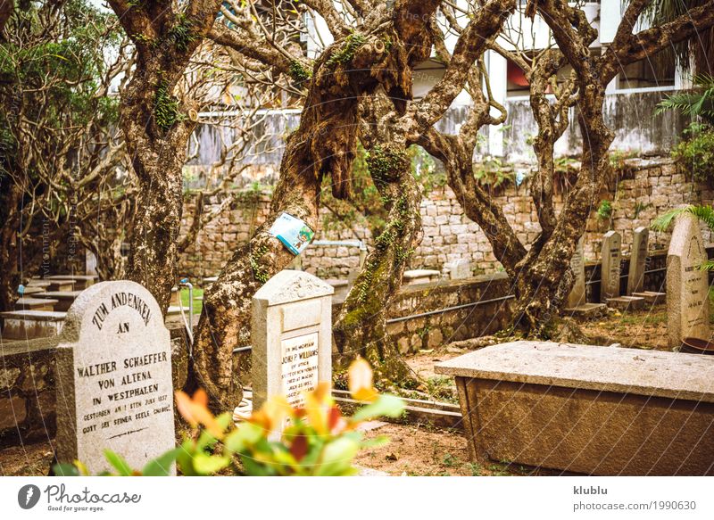 Ein alter ruhiger Friedhof in Macao, China Denkmal Stein Traurigkeit Tod Frieden stumm Grab Grabmal traurig Stille Grabstein Beerdigung Gedächtnis asiatisch