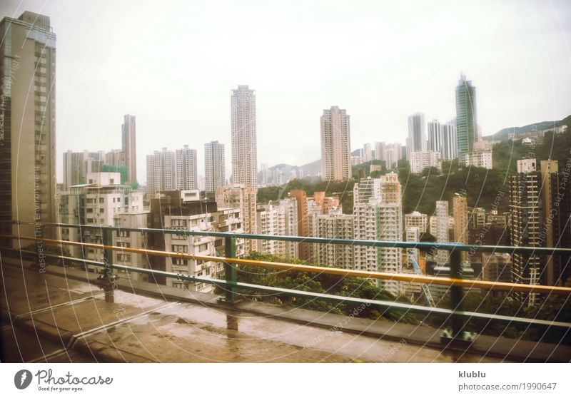 Ansicht nach Hong Kong-Stadt durch das verwischte mit Regenbusglas. Leben Ferien & Urlaub & Reisen Wetter Hochhaus Gebäude Architektur Straße Bewegung modern