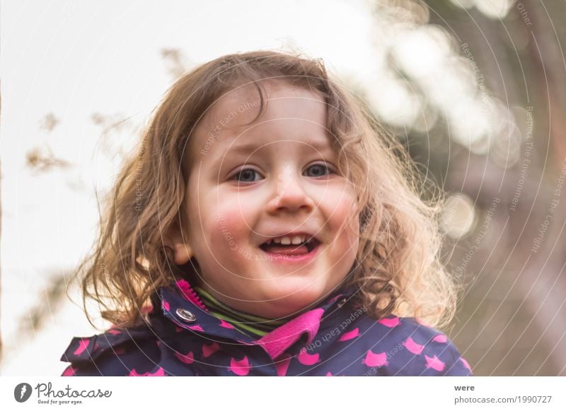 Fröhliches Kind mit weichem Bokeh-Hintergrund Spielen Mensch feminin Kleinkind Mädchen Kindheit 1 3-8 Jahre Lächeln Fröhlichkeit frisch Gesundheit niedlich
