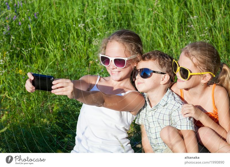 Drei glückliche Kinder, die im Park zur Tageszeit spielen. Lifestyle Freude Glück schön Gesicht Freizeit & Hobby Spielen Ferien & Urlaub & Reisen Freiheit