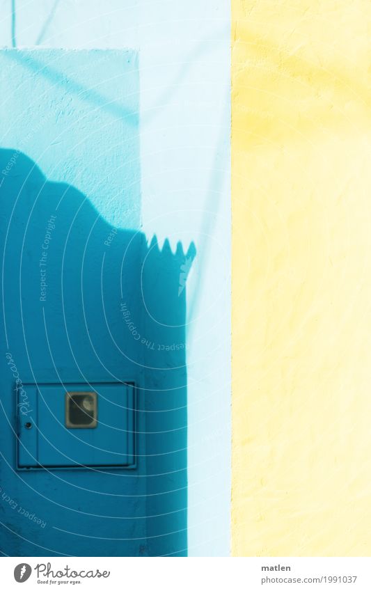 sunny Dorf Haus Mauer Wand Fassade blau gelb Ecke Pastellton Klappe Zacken Farbfoto Außenaufnahme abstrakt Muster Strukturen & Formen Menschenleer
