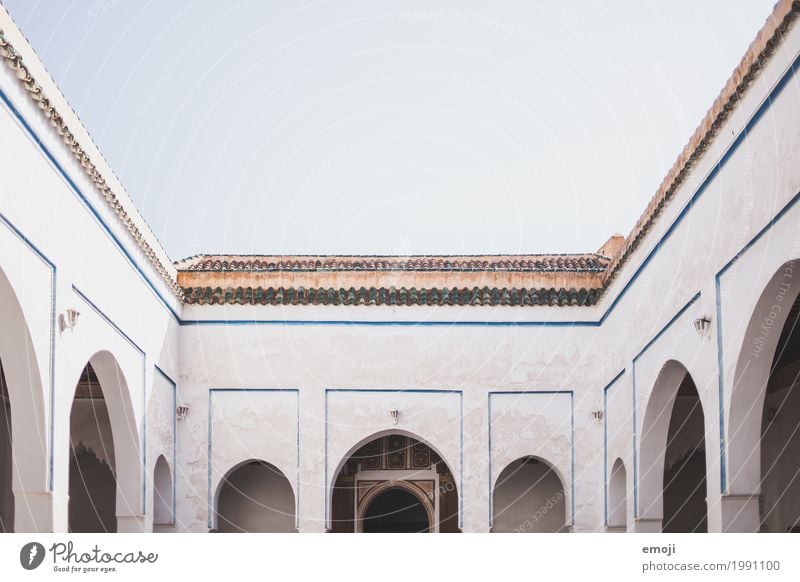 Marokko Himmel Wolkenloser Himmel Palast Architektur Torbogen Innenhof Sehenswürdigkeit alt blau weiß Farbfoto Gedeckte Farben Außenaufnahme Menschenleer