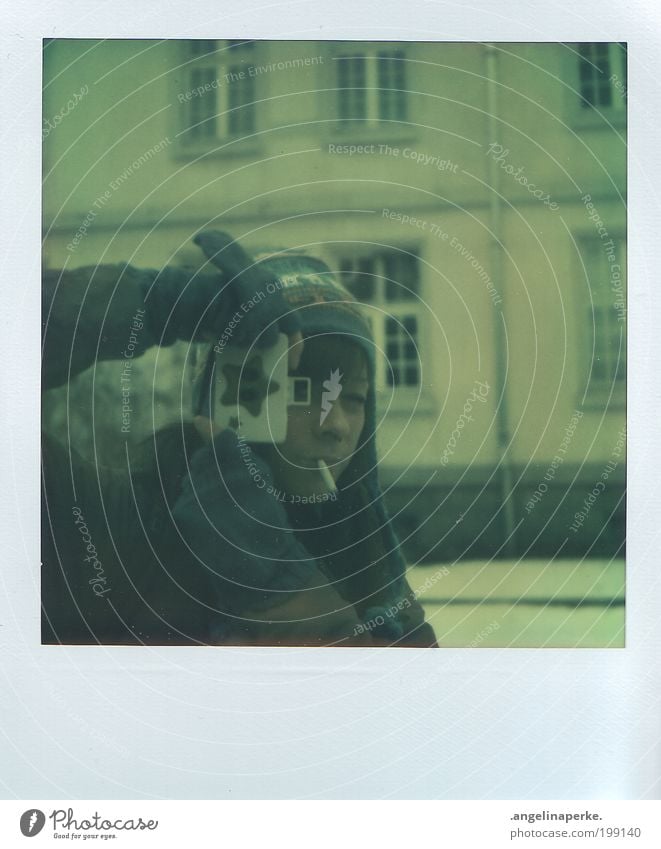 sternchen Polaroid analog Stern Winter Schnee Zigarette Handschuhe Fotokamera Mütze brünett Haus Fenster