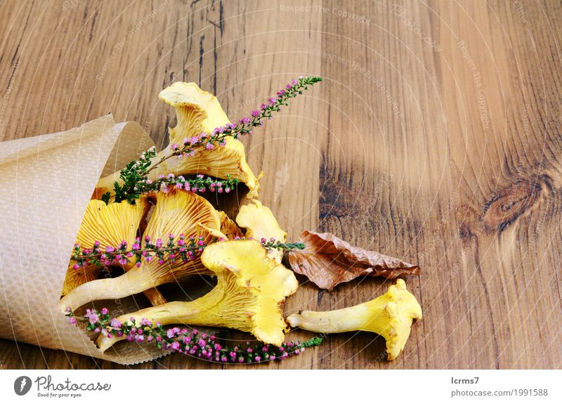 paper bag with golden chanterelle and erica flower Gesunde Ernährung gelb chantarelle food Bergheide heath heather healthy natural fresh mushrooms organic tasty