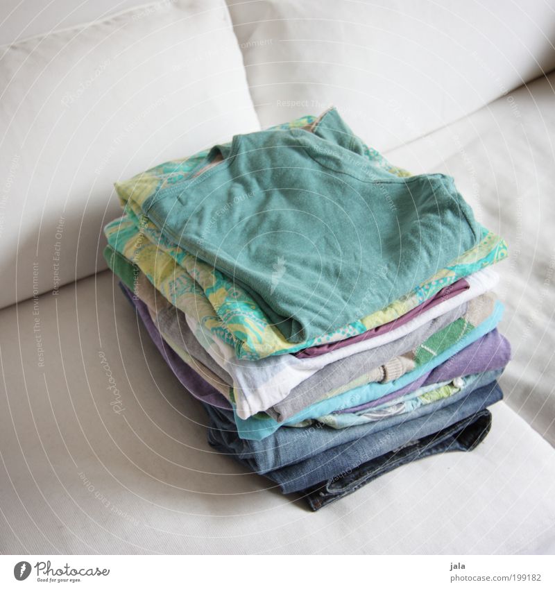 Bügelst du noch - oder lebst du schon... Sofa Wäsche Bekleidung Stapel frisch Sauberkeit Wäsche waschen bügeln Farbfoto Innenaufnahme Tag Waschtag