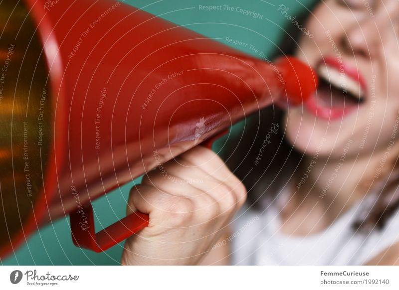 Durchsage_1992140 feminin Junge Frau Jugendliche Erwachsene Mensch 18-30 Jahre Kommunizieren singen Gesang laut verstärken Megaphon rot Kommunikationsmittel