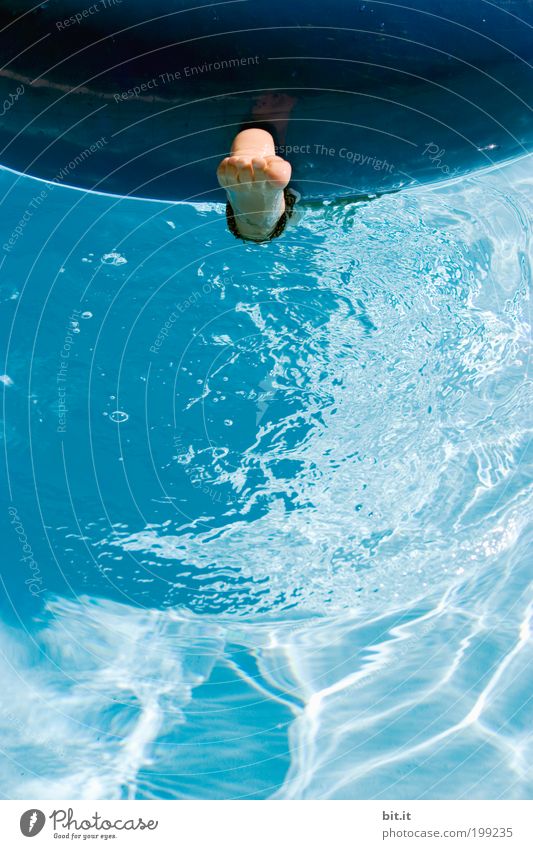 Nackter Fuß hängt alleine im blauen Wasser unter einem Schwimmreifen, im Schwimmbad, im Sommer im Urlaub. Freude Wohlgefühl Zufriedenheit Schwimmen & Baden