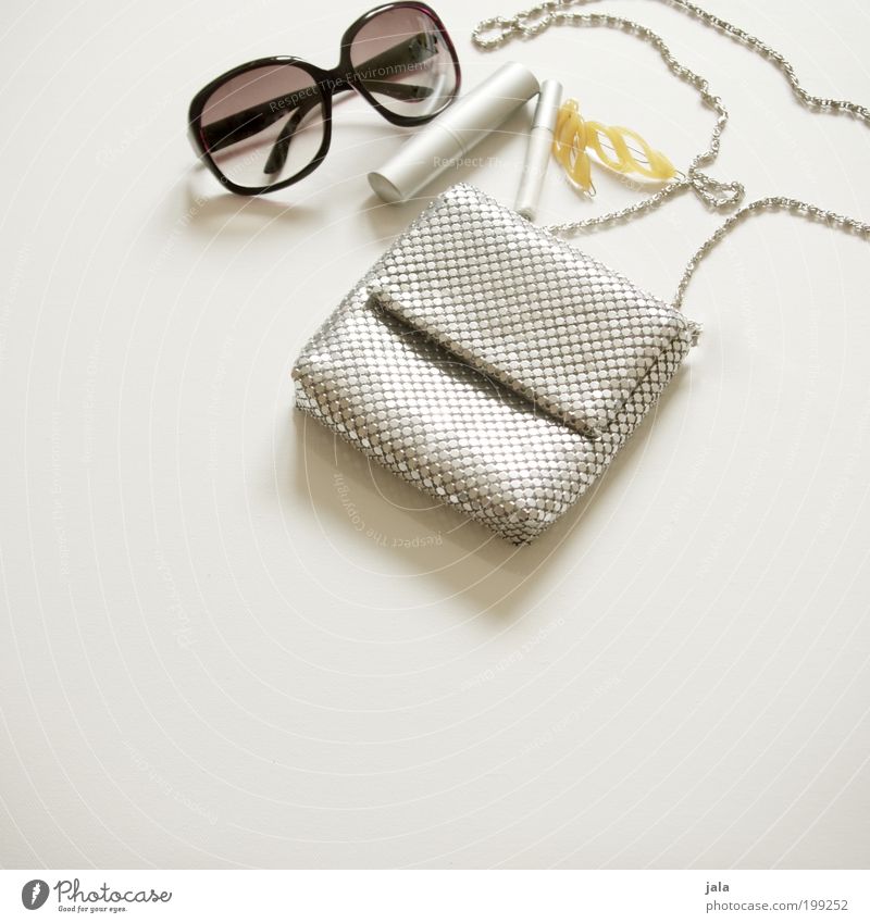 accessoires Lifestyle elegant Stil Design Kosmetik Schminke ausgehen Mode Accessoire Schmuck Sonnenbrille Handtasche Haarschmuck Tasche glänzend trendy schön