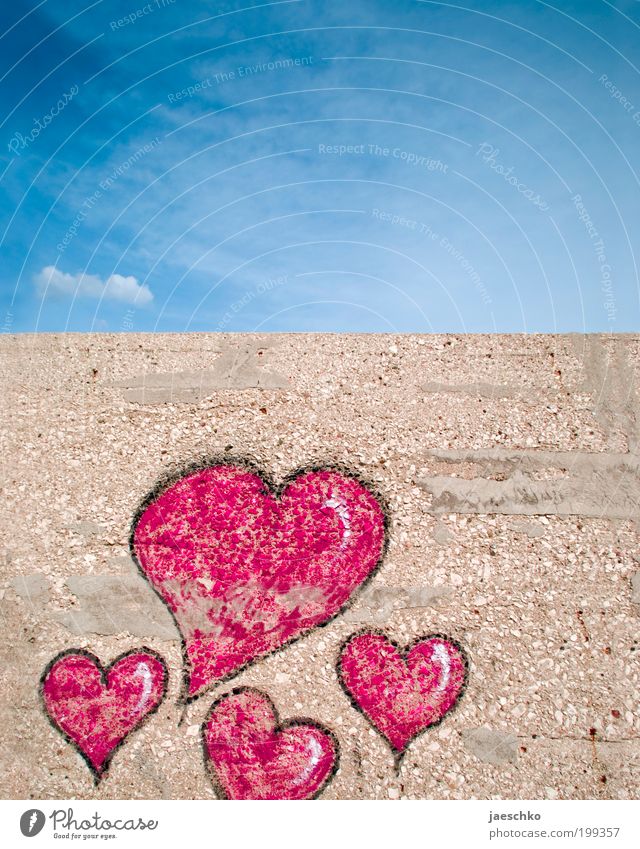Liebe an Mauer Himmel Wand Zeichen Graffiti Herz blau rot Gefühle Glück Frühlingsgefühle Sympathie Zusammensein Verliebtheit Treue Romantik Begierde Kitsch