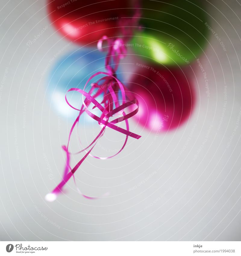 pink und rot und grün und blau Lifestyle Freude Freizeit & Hobby Party Feste & Feiern Geburtstag Zimmerdecke Dekoration & Verzierung Luftballon Geschenkband