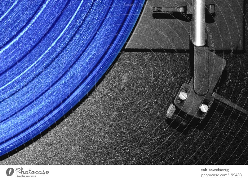Blaue Musik? Nachtleben Diskjockey Plattenspieler Tonabnehmer Musik hören Schallplatte Medien Kunststoff Linie alt ästhetisch retro blau schwarz silber Farbfoto