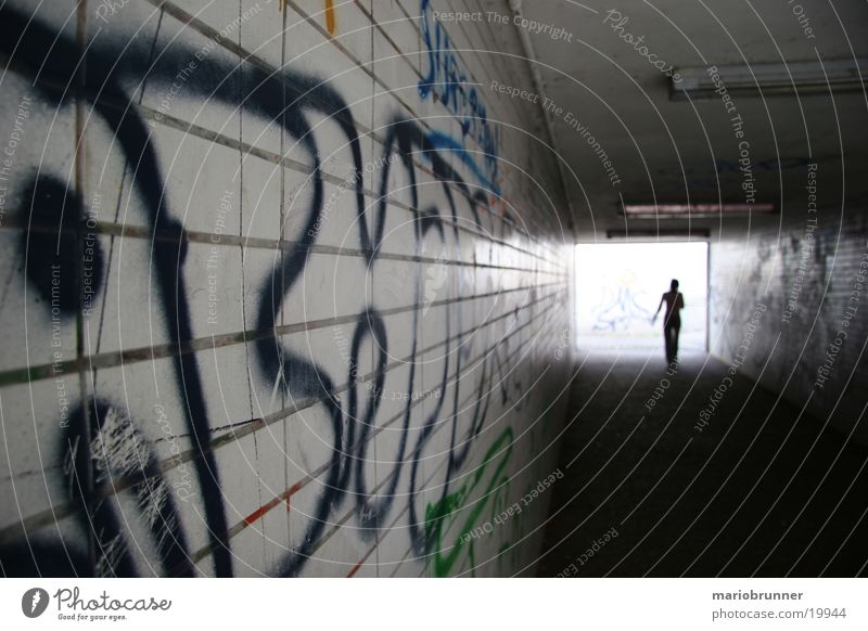 unterführung Tunnel Tagger Licht dunkel Architektur Unterführung Grafitti Mensch Einsamkeit laufen Fliesen u. Kacheln Enzweihingen