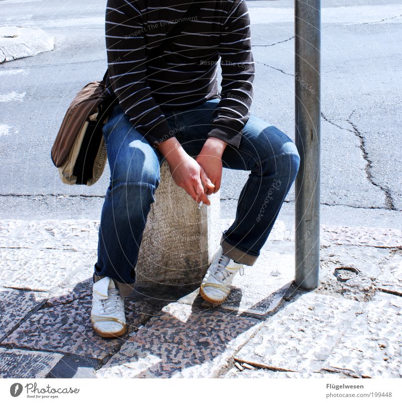 Wenns mal wieder länger dauert! Lifestyle Beine sitzen warten genießen Tabakwaren Rauchen Pause Erholung Teer Begrenzung Bürgersteig Tasche Farbfoto