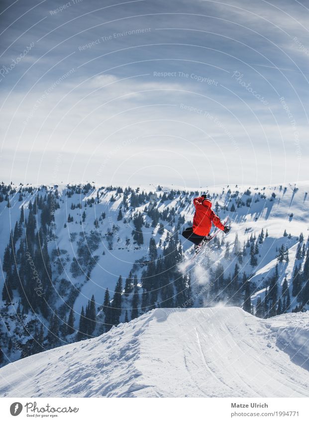 Skiing Freestyle Winter Schnee Winterurlaub Berge u. Gebirge Sport Wintersport Skier Snowboard maskulin 1 Mensch Sonnenlicht Baum Hügel Felsen Alpen Gipfel