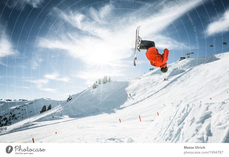 Backflip im Funpark Freizeit & Hobby Winter Schnee Winterurlaub Berge u. Gebirge Sport Sportler Skier Skipiste maskulin Junger Mann Jugendliche 1 Mensch Eis