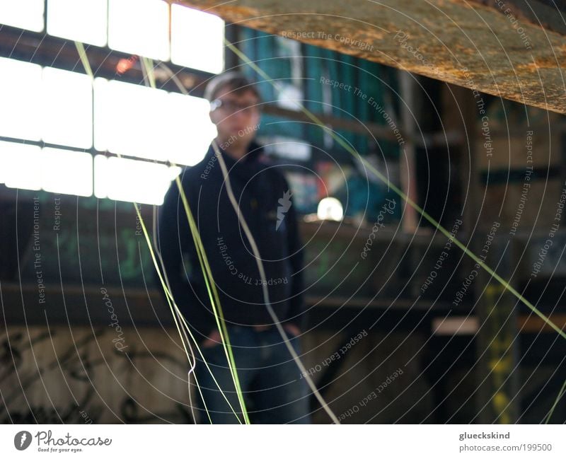 fadenscheinig Mensch maskulin Junger Mann Jugendliche Erwachsene 1 18-30 Jahre Fabrik Fenster Brille Bart Stahl Rost Farbfoto Innenaufnahme Textfreiraum rechts