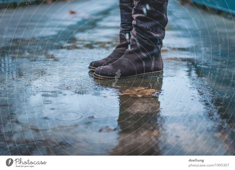 im regen stehen. Herbst Winter schlechtes Wetter Regen Schuhe Stiefel entdecken frieren springen warten dunkel kalt nass trist feminin blau braun grau Stimmung
