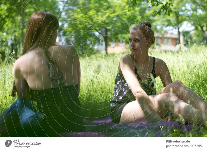 Sommerpicknick Stil Freizeit & Hobby Student feminin Junge Frau Jugendliche Erwachsene Freundschaft 2 Mensch 18-30 Jahre Umwelt Natur Landschaft Gras Garten