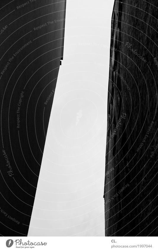 grauer himmel Hannover Haus Hochhaus Gebäude Architektur Mauer Wand eckig Perspektive Schwarzweißfoto Außenaufnahme Menschenleer Textfreiraum Mitte Tag