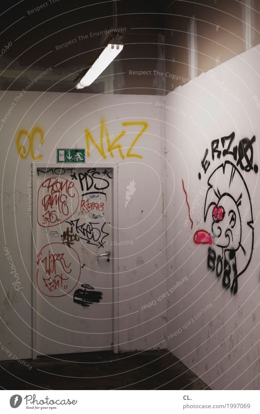 notausgang Jugendkultur Subkultur Punk Ruine Mauer Wand Tür Flur Notausgang Zeichen Schriftzeichen Hinweisschild Warnschild Graffiti dreckig dunkel Verfall