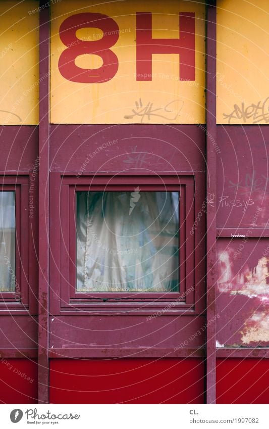 8H Haus Gebäude Mauer Wand Fenster Schriftzeichen Ziffern & Zahlen dreckig trist gelb rot Verfall Hausnummer anonym Sichtschutz Farbfoto Außenaufnahme