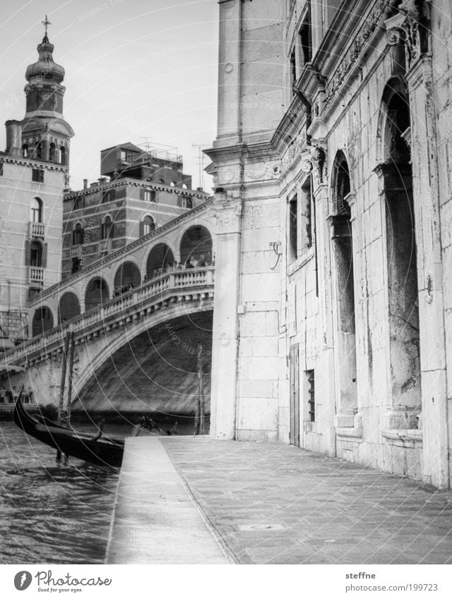 Rialto Venedig Italien Stadt Hafenstadt Altstadt Kirche Gebäude Architektur Sehenswürdigkeit Wahrzeichen Rialto-Brücke majestätisch Palazzo Gondel (Boot)