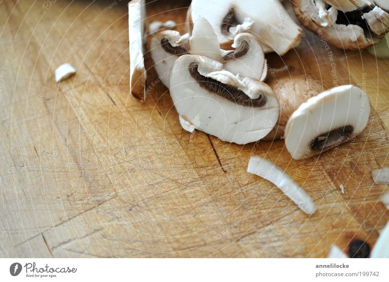 Pilz-Geschnipseltes Lebensmittel Gemüse Champignons Ernährung Mittagessen Abendessen Bioprodukte Vegetarische Ernährung Diät Schneidebrett Gesundheit lecker
