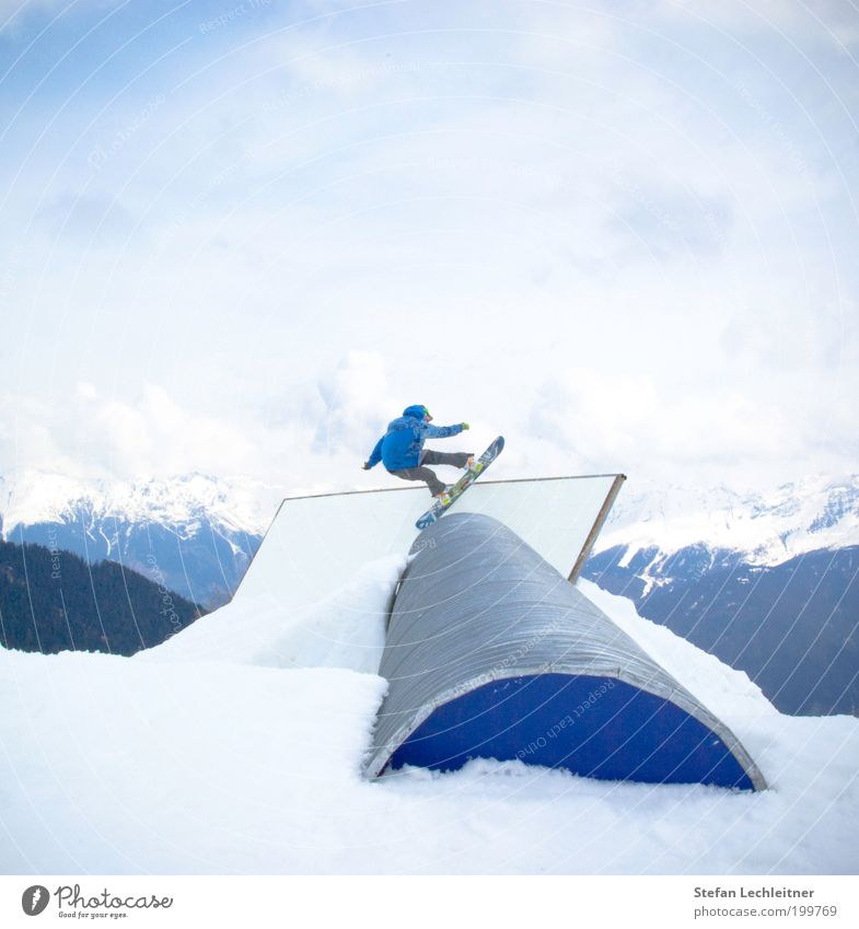 Rohr frei Mensch maskulin sportlich Mauer Snowboard Snowboarder Winter Freestyle Coolness Berge u. Gebirge Bundesland Tirol Tourismus blau Stil Lifestyle Himmel