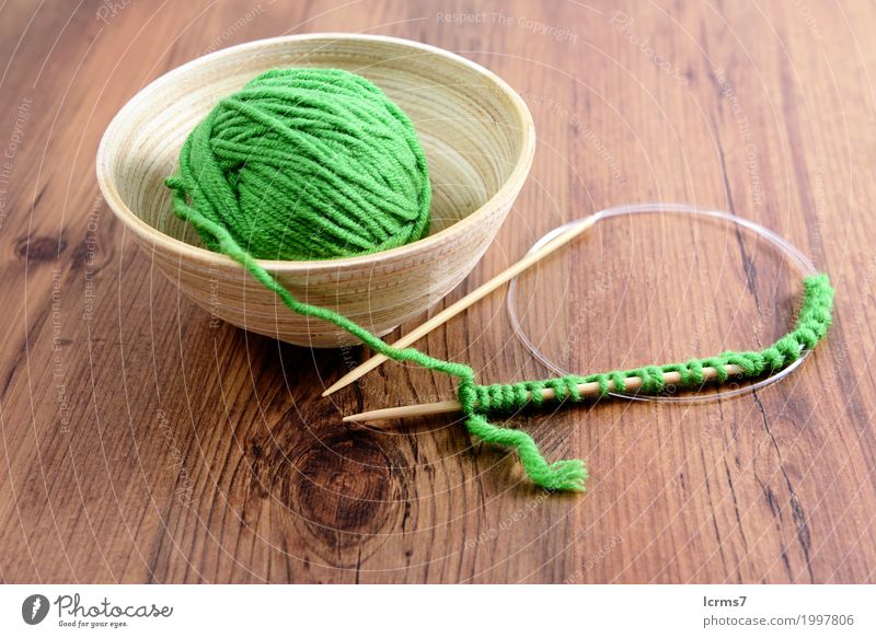 knit needles and wool on table. knitting. Freizeit & Hobby Wärme Mode Wolle stricken Kreativität yarn handmade The Needles Hintergrundbild woolen thread craft