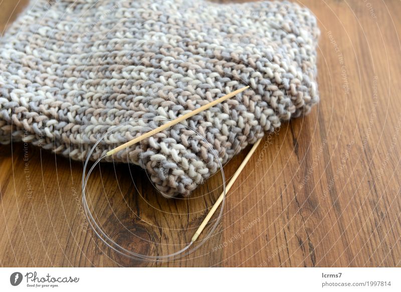 knitting grey scarf. Freizeit & Hobby Wärme Mode Schal stricken Wolle Kreativität wool yarn handmade needle The Needles Hintergrundbild woolen thread craft