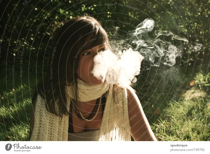 Rauchen fügt ihnen und ihrer Umgebung erheblichen Schaden zu Mensch feminin Junge Frau Jugendliche 1 18-30 Jahre Erwachsene Natur Sonnenlicht Schönes Wetter