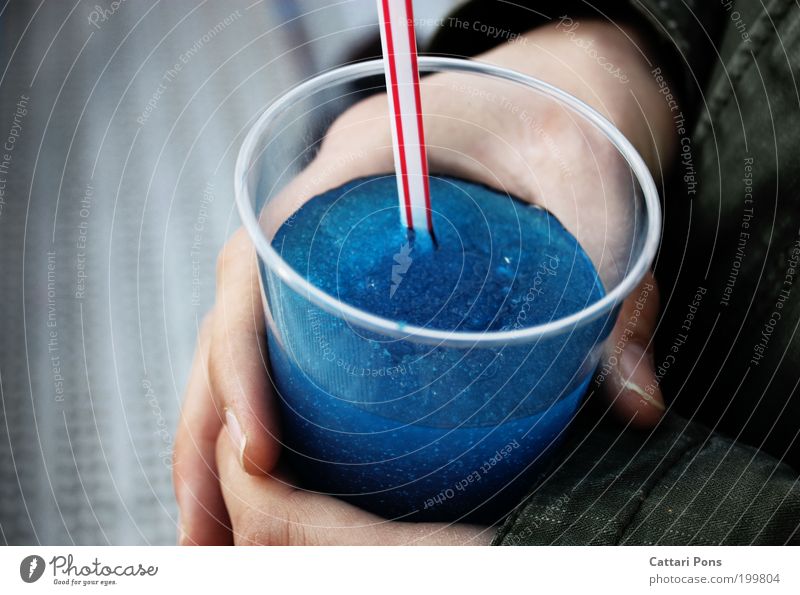 Liquid II Lebensmittel Getränk Erfrischungsgetränk Limonade Becher Freizeit & Hobby trinken exotisch Flüssigkeit kalt lecker süß blau Coolness Durst Farbfoto
